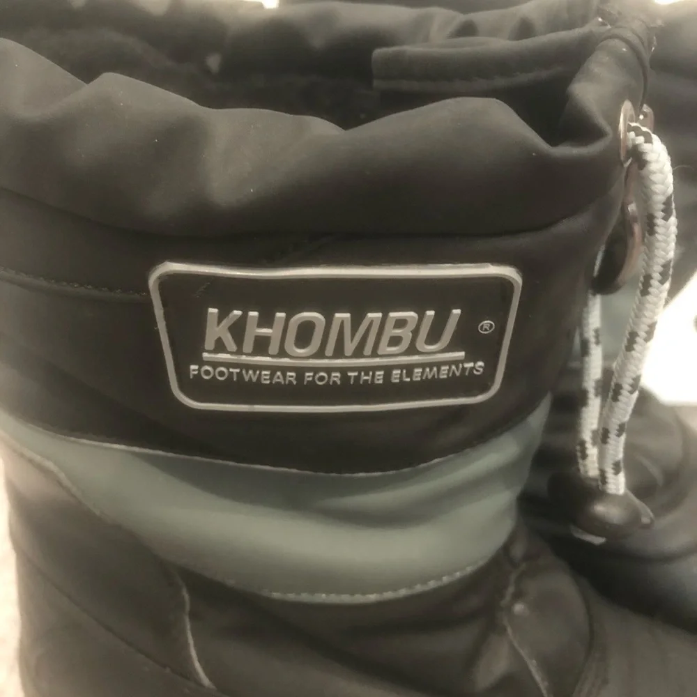Kids Khombu Black Snow Boots with Zip Front and Drawstring Closure Size 4